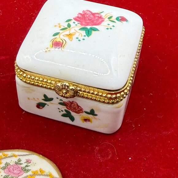 2 trinket boxes and one porcelain hat decor - Picture 3 of 6